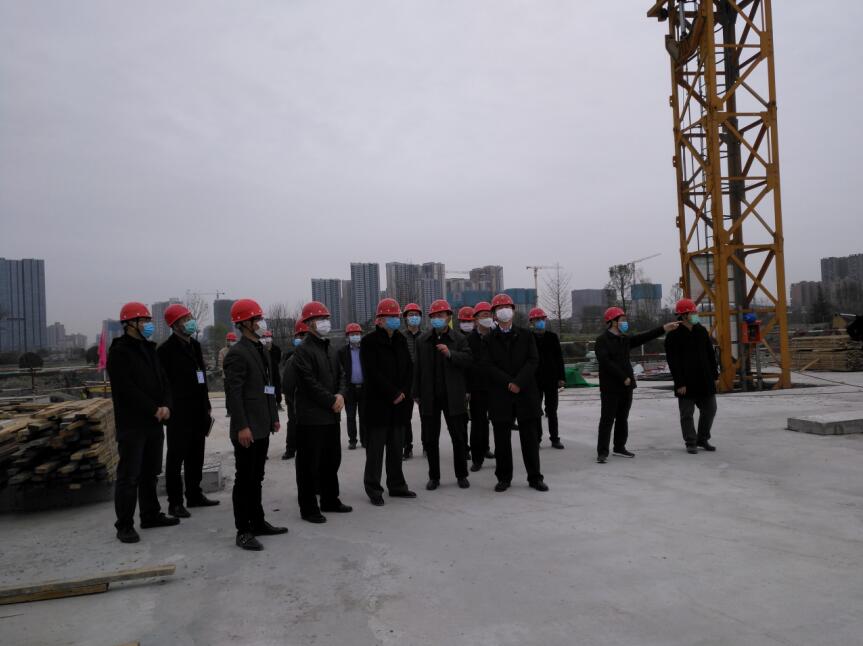 尊龙凯时集团党委书记、董事长任丁率队 赴金牛宾馆检查工程复工工作