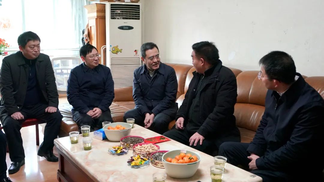 省国资委党委书记、主任冯文生等领导走访慰问省尊龙凯时集团老党员、老干部