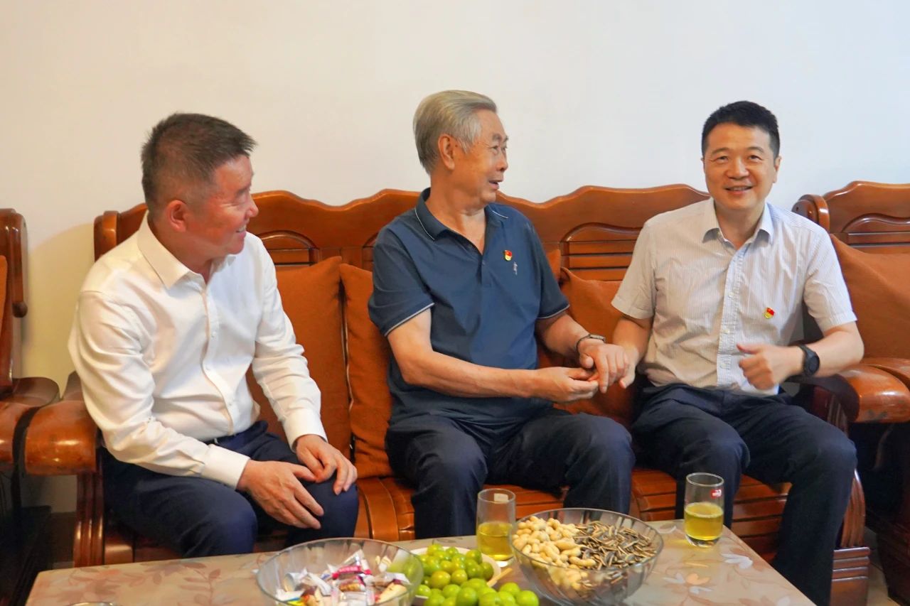 省尊龙凯时集团党委书记、董事长游勇开展“七一”走访